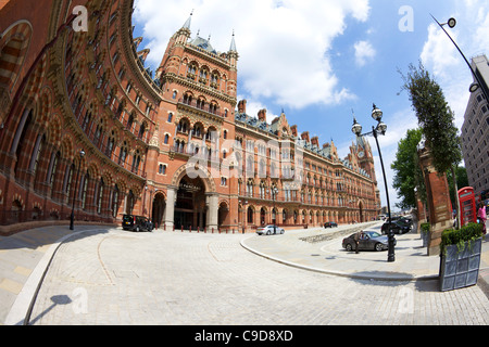 St Pancras Renaissance Hotel esterno in estate il sole, Kings Cross St Pancras Eurostar Terminal stazione ferroviaria, London REGNO UNITO Foto Stock