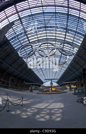 Anelli olimpici Logo, nel terminal Eurostar della stazione di Kings Cross St Pancras stazione ferroviaria di Londra, Inghilterra, UK, Regno Unito GB Foto Stock