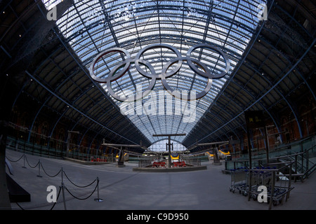 Anelli olimpici Logo, nel terminal Eurostar della stazione di Kings Cross St Pancras stazione ferroviaria di Londra, Inghilterra, UK, Regno Unito GB Foto Stock