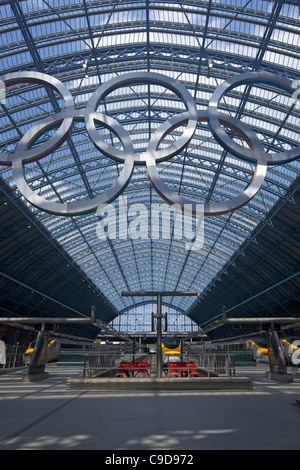 Anelli olimpici Logo, nel terminal Eurostar della stazione di Kings Cross St Pancras stazione ferroviaria di Londra, Inghilterra, UK, Regno Unito GB Foto Stock