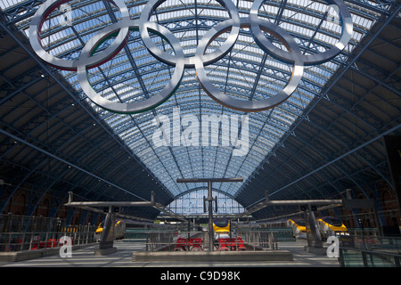 Anelli olimpici Logo, nel terminal Eurostar della stazione di Kings Cross St Pancras stazione ferroviaria di Londra, Inghilterra, UK, Regno Unito GB Foto Stock