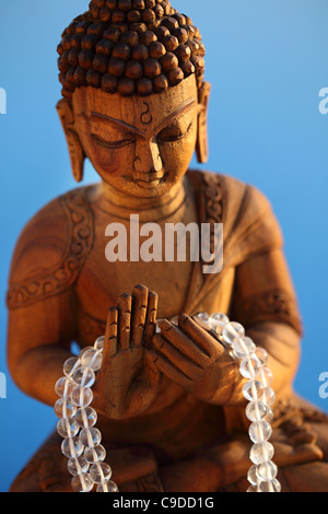 Maitreya il futuro Buddha tenendo in mano un cristallo japamala India Foto Stock