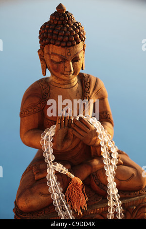 Maitreya il futuro Buddha tenendo in mano un cristallo japamala Nepal Foto Stock