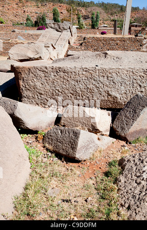 Crollo di una grande stele giacendo attraverso Nefas Mawcha la tomba nel nord della stele Campo in Aksum, Aksum, Nord dell'Etiopia. Foto Stock