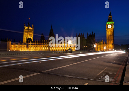 Vista della Casa del Parlamento e dal Big Ben da Westminster Bridge di notte, Londra, Inghilterra, UK, Regno Unito GB Gran Bretagna Foto Stock
