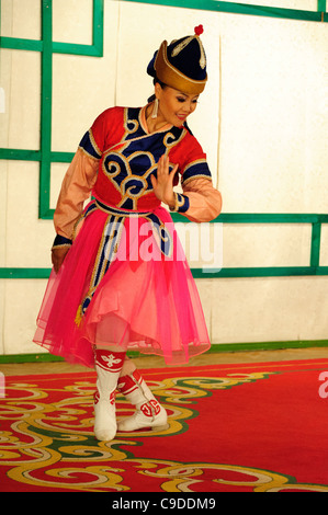 Tumen Ekh ensemble eseguire mongolo tradizionale danza, musica, teatro di Ulan Bator. Foto Stock
