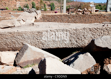 Crollo di una grande stele giacendo attraverso Nefas Mawcha la tomba nel nord della stele Campo in Aksum, Aksum, Nord dell'Etiopia. Foto Stock