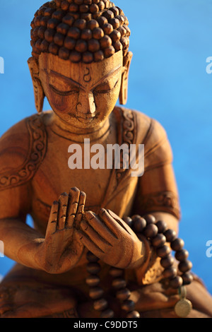 Maitreya il futuro Buddha tenendo un japamala Nepal Foto Stock