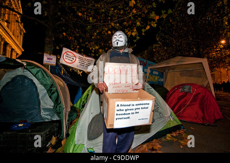 Occupare Londra campeggio di protesta al di fuori di St Pauls Cathedral Londra centrale Foto Stock