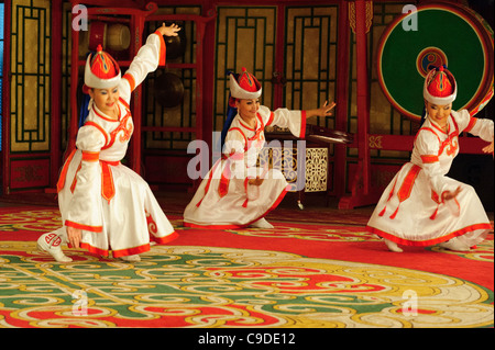 Tumen Ekh ensemble eseguire mongolo tradizionale danza, musica, teatro di Ulan Bator. Foto Stock