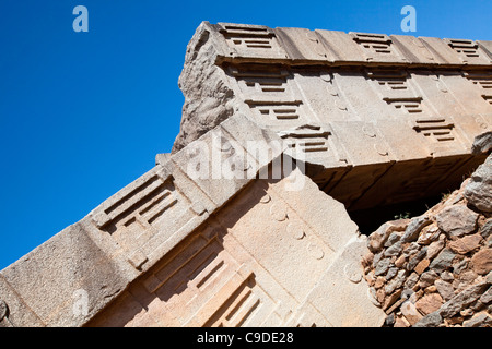 Crollo di una grande stele giacendo attraverso Nefas Mawcha la tomba nel nord della stele Campo in Aksum, l'Etiopia settentrionale, Africa. Foto Stock