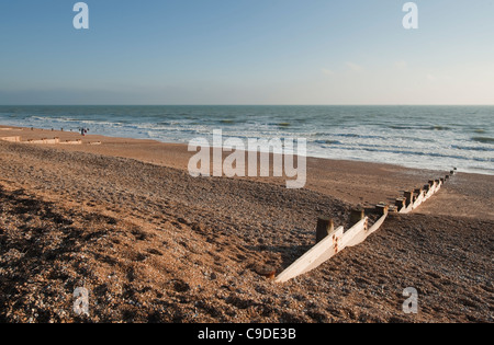 Mare pesca al largo della spiaggia di ciottoli a Bexhill on Sea, East Sussex, in autunno luce della sera Foto Stock