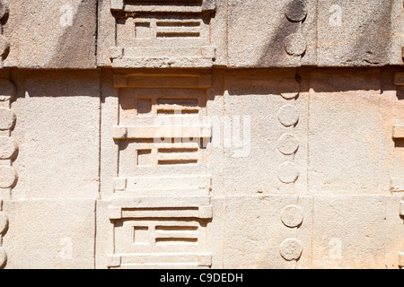 Dettaglio del crollo di una grande stele giacendo attraverso Nefas Mawcha la tomba nel nord della stele Campo in Aksum, Nord dell'Etiopia. Foto Stock