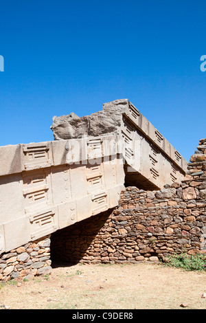 Crollo di una grande stele giacendo attraverso Nefas Mawcha la tomba nel nord della stele Campo in Aksum, l'Etiopia settentrionale, Africa. Foto Stock