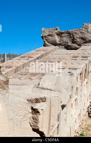 Crollo di una grande stele giacendo attraverso Nefas Mawcha la tomba nel nord della stele Campo in Aksum, l'Etiopia settentrionale, Africa. Foto Stock