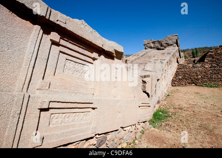 Crollo di una grande stele giacendo attraverso Nefas Mawcha la tomba nel nord della stele Campo in Aksum, l'Etiopia settentrionale,Africa. Foto Stock