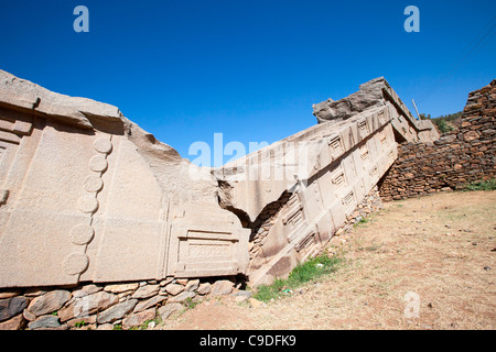 Crollo di una grande stele giacendo attraverso Nefas Mawcha la tomba nel nord della stele Campo in Aksum, l'Etiopia settentrionale, Africa. Foto Stock