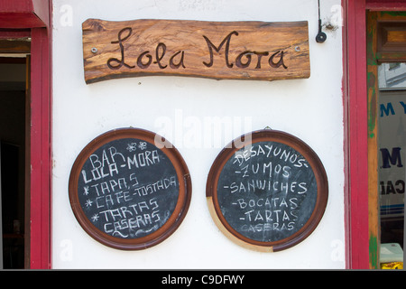 Bar segno scritto sulla canna lavagne, Tarifa, Costa de la Luz, Andalusia, Spagna Foto Stock