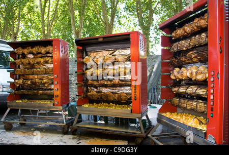 Rotisserie polli nel mercato a Amboise, Indre-et-Loire, Francia. Foto Stock