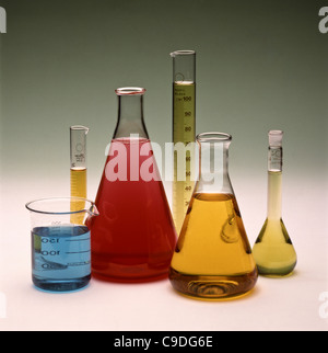 Esempi di vetreria di laboratorio, beute e bicchieri Foto Stock