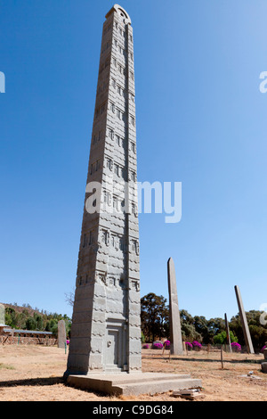 Il 24.6m alta roma Stele in piedi la stele settentrionale Campo in Aksum, l'Etiopia settentrionale, Africa. Foto Stock