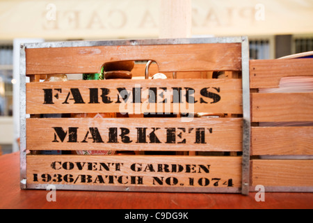 Londra Covent Garden Farmers Market cafe ristorante novità scatola in legno per condimenti sale pepe Tabasco senape olio aceto Foto Stock