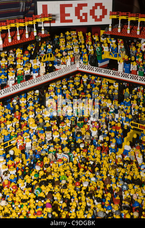 Modello di Lego Stadium e mini figura folla in Lego convenzione presso il GWR Steam Museum in Swindon Foto Stock