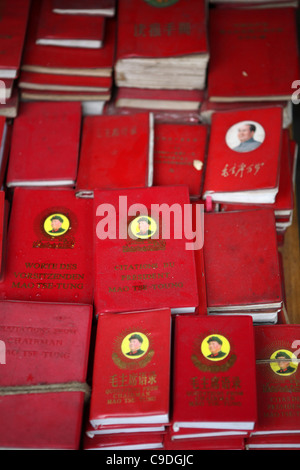 Il presidente Mao Tse-Tung, libro di saggi preventivo, il famoso Libretto rosso per la vendita sul mercato di antiquariato del quartiere francese, Shanghai in Cina Foto Stock