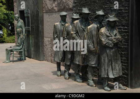 Franklin Delano Roosevelt Memorial. Statue di bronzo che raffigurano la Grande Depressione. In attesa in una linea di pane da George Segal. Foto Stock