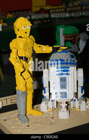 Star Wars i caratteri R2D2 e C3PO i modelli di Lego al Lego convenzione presso il GWR Steam Museum in Swindon Foto Stock