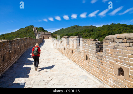 Donna passeggiate turistiche sulla Grande Muraglia della Cina, Sito Patrimonio Mondiale dell'UNESCO, Mutianyu, Distretto di Pechino, Cina, Asia Foto Stock