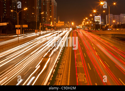 Il traffico intenso e sentieri di luce attraverso il centro della città di Pechino, Repubblica Popolare Cinese, PRC, Asia Foto Stock