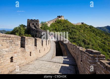 Camminando sulla Grande Muraglia della Cina, Sito Patrimonio Mondiale dell'UNESCO, Mutianyu, Distretto di Pechino, Cina, Asia Foto Stock