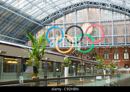 London St Pancras Station gli anelli olimpici da Champagne Bar treno Eurostar in primo piano il tetto di vetro di tetti di piccole palme sgabelli Dent orologio Foto Stock