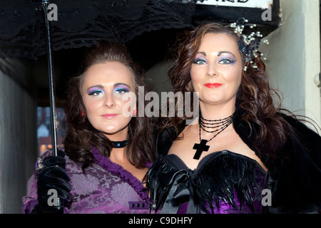 Due ragazza Goti a Whitby Goth Festival, North Yorkshire Foto Stock