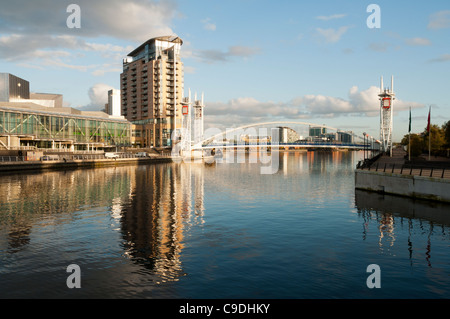 Imperial Point e il millennio (Lowry) passerella oltre il Manchester Ship Canal, Salford Quays, Manchester, Inghilterra, Regno Unito Foto Stock