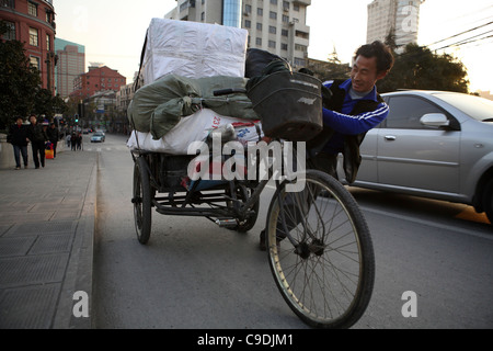 Migranti lavoratori contadina fare vivere mediante la raccolta e vendita di materiali che possono essere riciclati, Shanghai, Cina e Asia Foto Stock