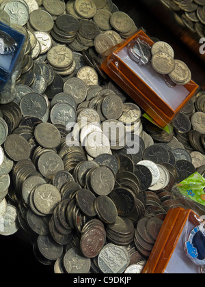 British dieci pence monete in un divertimento arcade coin cascata gioco dove la caduta delle monete come premi quando nuovi sono inseriti in precedenza Foto Stock