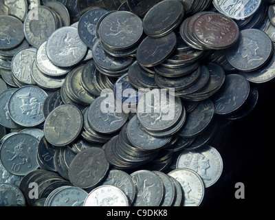 British dieci pence monete in un divertimento arcade coin cascata gioco dove la caduta delle monete come premi quando nuovi sono inseriti in precedenza Foto Stock