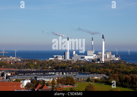 Aeriel vista sulla produzione combinata di calore ed energia elettrica Amagervaerket a Copenaghen - turbina eolica parco al di fuori del porto di Copenhagen Foto Stock