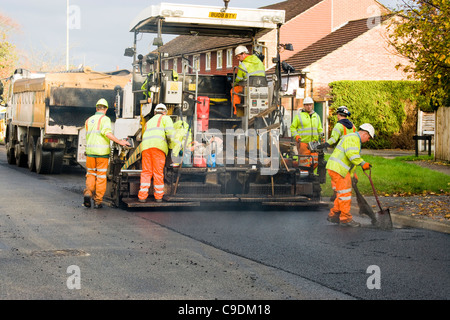 Rifacimento della pavimentazione stradale. Regno Unito. Foto Stock