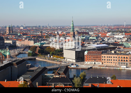 Veduta aerea della città interna di Copenhagen - il canale Slotsholm - Havnegade - la Banca Centrale, la Banca Nazionale di Danimarca, la Chiesa Nikolaj, ecc. Foto Stock