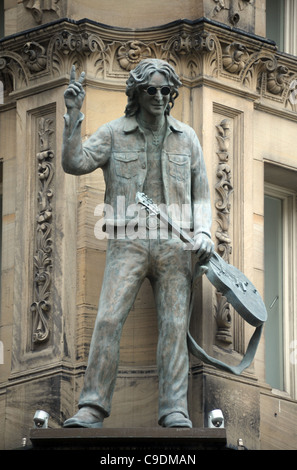 John Lennon statua su un edificio di Liverpool, Merseyside, Gran Bretagna, Regno Unito Foto Stock