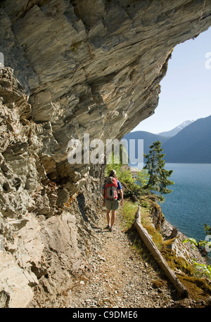 WASHINGTON - escursionista sulla sponda orientale sentiero sopra il lago di Ross in Ross Lake National Recreation Area a Nord delle Cascate. Foto Stock