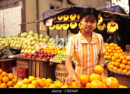 Yangon è di Nuovo Anno mercati in downtown, giovani donne merchant pone per le foto Foto Stock