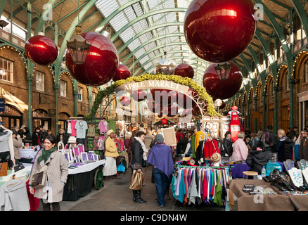 Bancarelle natalizie presso Apple mercato di Covent Garden London REGNO UNITO Foto Stock