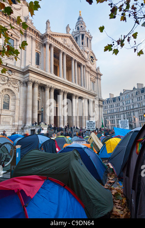 Il camp del capitalista Anti dimostrazione a San Paolo occupano la protesta di Londra Foto Stock