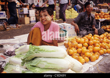 Yangon è di Nuovo Anno mercati in downtown, giovani donne merchant pone per le foto Foto Stock