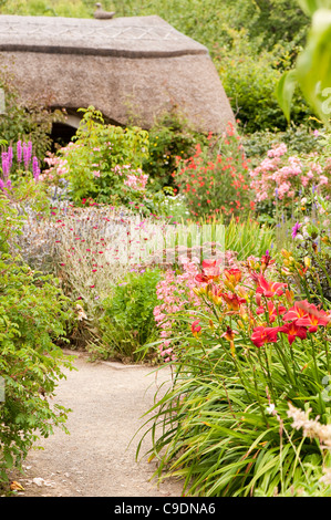 Il Garden cottage in estate, RHS Rosemoor, Devon, Inghilterra, Regno Unito Foto Stock