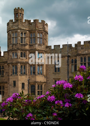 Vista delle torri presso il Castello di Warwick Warwickshire England Regno Unito un castello medievale costruita da Guglielmo il Conquistatore nel 1068 Foto Stock